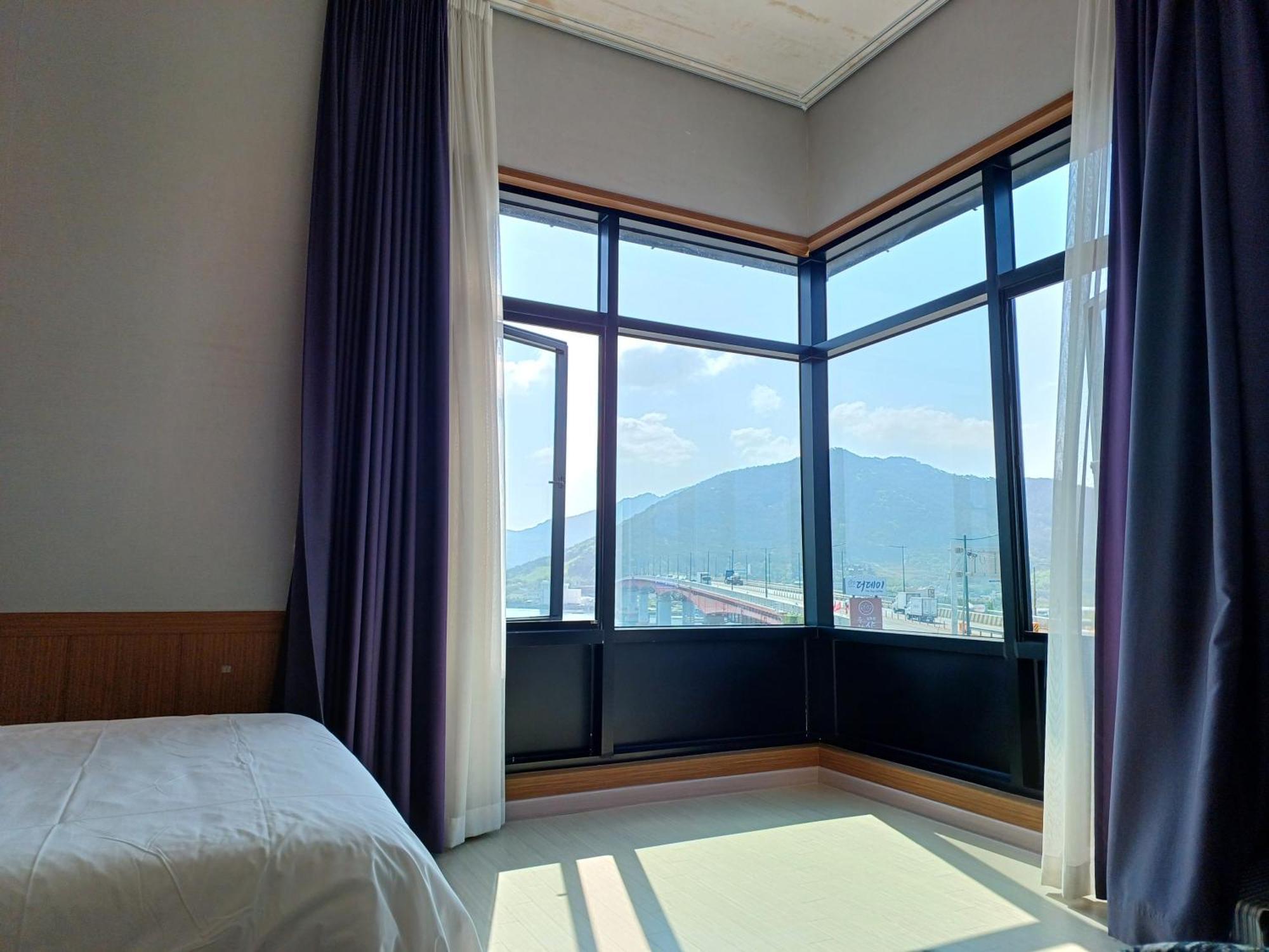 Tongyeong Bridge Hotel Exteriör bild